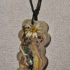 Pendentif en résine avec fleurs naturelles – Bijou artisanal unique Ô Pré de Louanges (4Bijfl1) – Image 2